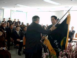 ▲ 오연섭 취임 회장이 김덕섭 이임 회장으로부터 지회기를 전달받고 있다.