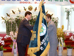 ▲ 이상우 이임회장(왼쪽)이 조한수 취임 회장에게 면회기를 전달하고 있다. 원안의 사진은 조한수 신임 회장.