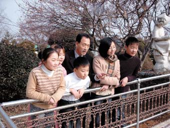 ▲ 장동환 교장이 학생들과 연못을 바라보며 이야기를 나누고 있다.