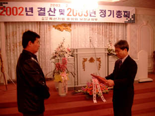 ▲ 안남훈씨가 군수표창을 받고 있다.