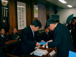 ▲ 시(군) 청사 신축추진자문위원회 위원 위촉식에서 김낙성 군수가 김선필 신성대학 교수에게 위촉장을 전달하고 있다.