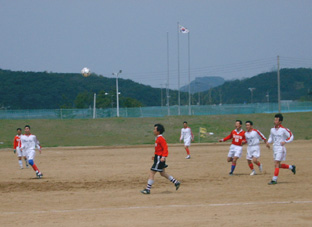 ▲ 계성초 축구부 후원 축구대회에서 경기에 출전한 선수들이 공을 다투고 있다.