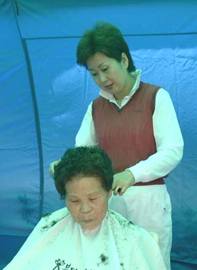 ▲ 뷰티미용실 홍도화 원장이 목욕을 마친 노인들의 머리를 손질해주고 있다. 원안의 사진은 신흥모텔사우나 전재영 대표.