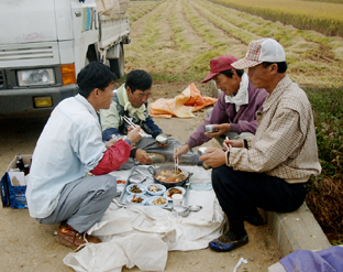 “같이 한 술 떠요”