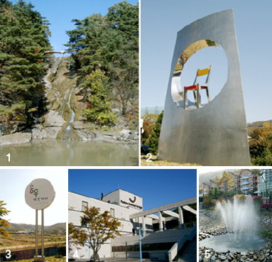 ▲ 1.최근 인공폭포 조성공사를 마친 산정호수. 향후 종합관광지로 발전시킬 계획이다.2.이종섭(당진출신)씨의 작품. '자연, 그리고 휴식'3.송우가구단지를 알리는 입간판이다. 이런 작은 간판이 시각적으로 독특하게 디자인돼 있다.4.포천의 자랑거리 중의 하나인 반월아트홀. 규모와 시설면에서 현재 마무리 건축단계에 접어든 당진문예회관을 떠울리게 한다.5.산정호수에 설치되어 있는 분수대. 밤이 되면 이곳에서 레이저쇼가 펼쳐진다.