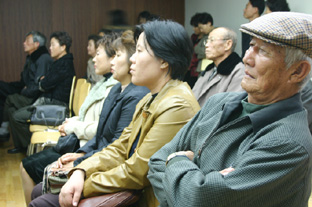 ▲ 평가회에 참가한 시범마을 주민들이 이주열 교수의 강의를 듣고 있다.