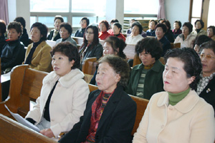 ▲ 제1기 송악농협 주부대학 졸업생들이 강의실에서 동창회를 하고 있다.