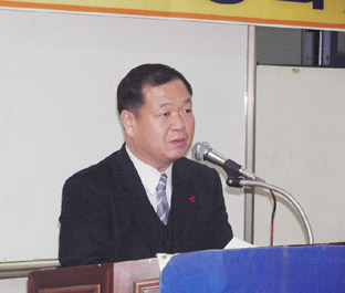 ▲ 안길훈 회장이 2004년도 사업보고 및 안건 심의를 진행하고 있다.