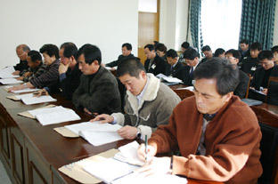 ▲ 농촌지도사업 평가보고회에서 참석자들이 평가보고서를 살펴보고 있다.