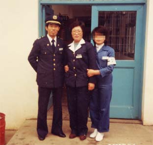 ▲ 교도관으로 일하는 동안 재소자와 찍은 사진.