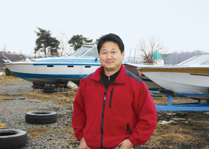 ▲ 일본·호주 등에서 생활하다 당진에 뿌리를 내린 최기송씨는 그동안 팔았던 보트를 사진으로 보관하고 있기도 하다.