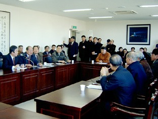 ▲ 송명호 평택시장과 평택시의 민간단체 회원들이 ‘평택·당진항’ 공동발전협약서 조인식에 대해 이야기를 나누고 있다.