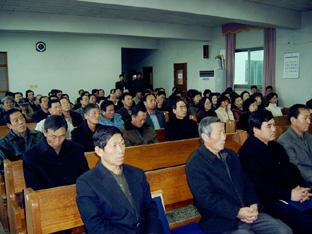 ▲ 유계준(오른쪽) 신임회장이 회원들로부터 축하 꽃다발을 받고 있다.