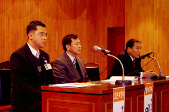 ▲ 당진군 공무원 대토론회에서 경제항만과 이해선 팀장(가운데)을 비롯한 참석자들이 토론을 벌이고 있다. 왼쪽은 송악면 하연철씨, 오른쪽은 기획경영실 김덕주 팀장.