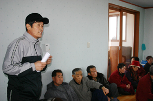▲ 하수종말처리장 건설을 반대하는 한 주민이 계획이 변경된 것에 대한 해명을 요구하고 있다.