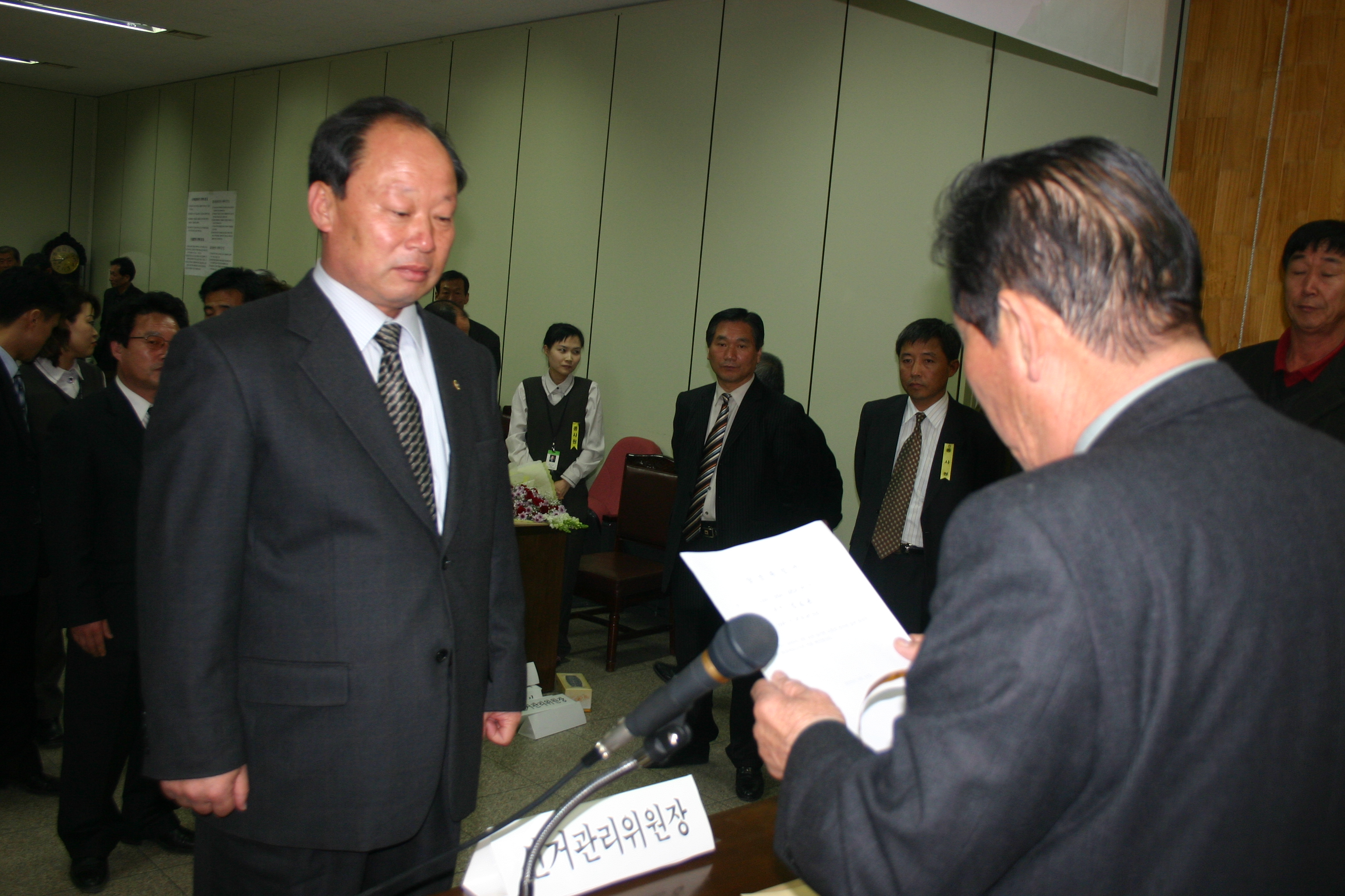 ▲ 4표차 승리를 거둔 이완선 조합장 당선자가 이완범 선관위원장으로부터 당선증을 수령하고 있다.