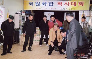 ▲ 송악로타리클럽 회원들이 회원화합 척사대회에서 윷놀이를 즐기고 있다.