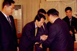 ▲ 당진항 지정 추진위 해단식에서 김천환 상임위원장이 이병성 전문위원에게 공로패를 전달하고 있다.