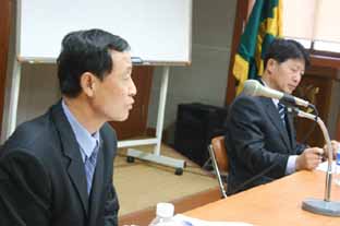▲ 농정심의회 부위원장으로 임명된 김종화 지부장이 민종기 군수로부터 임명장을 받고 있다.