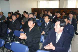 ▲ 참석한 쌀전업농회 대의원들이 농업기반공사 관계자의 설명에 귀 기울이고 있다.