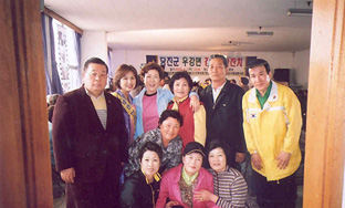 ▲ 당진출신 연예인 김무스씨와 송산1리 주민들이 한데 어우러져 만남을 기뻐하고 있다.