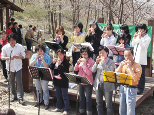 ▲ 당진 오카리나동호회의 박희경 회장(왼쪽). 지난 16일 아미산에서 열린 ‘숲과 시의 만남’에서 오카리나 연주를 하고 있는 회원들. 이들이 무대에 선 것은 이날이 처음이라고 한다.