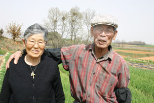 ▲ 전두엽(머리의 앞쪽)에 총알이 박힌 채 50여년을 살아온 이문영(78, 신평면 한정리, 오른쪽)씨와 그의 부인 고순문(77)씨. 의사 소견에 따르면 5㎜만 더 박혔어도 이씨는 목숨을 잃을 뻔 했다.