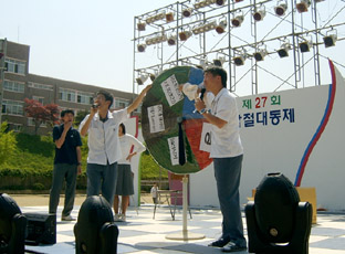 ▲ 호서고 제 27회 밤절대동제에서 사회를 맡은 학생이 벌칙판을 돌리고 있다.