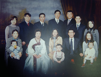 ▲ 김기옥씨 가족. 왼쪽 뒷줄부터 맏며느리 박정선씨, 첫째 김정호씨, 둘째 김민호씨, 셋째 김태호씨, 김현덕씨, 막내 김문호씨, 막내며느리 노인옥씨. 앞줄 왼쪽부터 셋째며느리 이지선씨, 유제문씨, 김문숙씨, 김기옥씨, 둘째 며느리 윤지영씨.