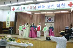 ▲ 참석한 무의탁 노인이 흘러나오는 민요에 맞춰 흥겹게 춤을 추고 있다.