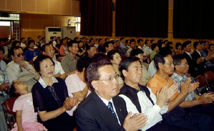 ▲ 우강초 총동문회에 참석한 동문들이 지충원 회장의 인사말을 듣고 있다.
