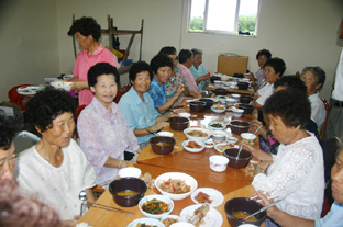 ▲ 산성리 주민들이 식사를 하며 담소를 나누고 있다.