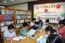 ▲ 송사모 회원들의 군의 지원을 받아 만든 개미도서관에서 아이들이 독서를 하고 있다.