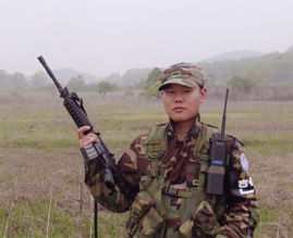 ▲ 안학동 하사의 생전모습. 대대장 등으로부터 두 번이나 표창을 받는 등 모범적인 군생활을 했다.