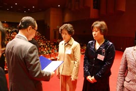 ▲ 우수 여성자원봉사자들이 심대평 도지사로부터 표창을 받고 있다.