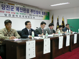 ▲ 당진참여연대 주최 2006년 당진군 예산편성 주민참여토론회에서 ‘함께 하는 시민행동’의 정창수 전문위원이 발제를 하고 있다.