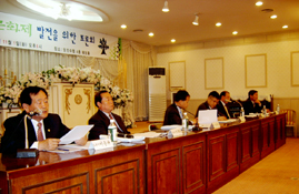 ▲ 이은규 의원 등 참석자들이 토론에 열중하고 있다.