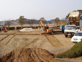 ▲ 공사가 한창인 초락초등학교 운동장 모습.
