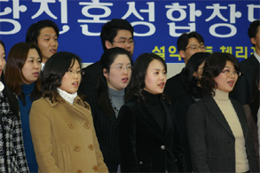 ▲ 당진혼성합창단 창단식에서 단원들이 합창을 시연하고 있다.