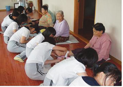 ▲ 순성중 발맛사지 봉사단 학생들의 봉사활동 장면.