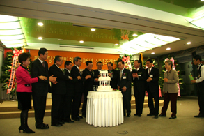 ▲ 재경당진군민회 2006년 신년교례회에서 내빈들이 축하케이크를 자르고 있다.