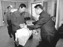 ▲ 이철수 당나루로타리클럽 회장(오른쪽)이 위문품을 전달하고 있다.