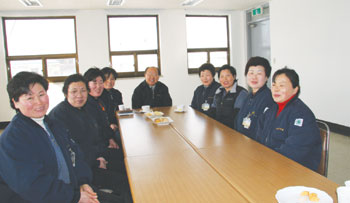 ▲ 목장회의 회원들이 밝은 표정으로 포즈를 취하고 있다. 가운데 안경쓴 사람이 이 모임의 회장인 오명평 전무.