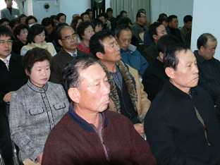 ▲ 석문면 주민들이 민종기 군수의 답변에 귀를 기울이고 있다.