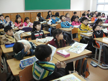 ▲ 급당 학생수가 45명을 초과한 원당초 2학년 교실 모습. 35명 기준으로 설계돼 기존학교의 교실보다 작은데다 책상은 크고 아이들은 많아 통행조차할 수 없을 정도로 빽빽하다.