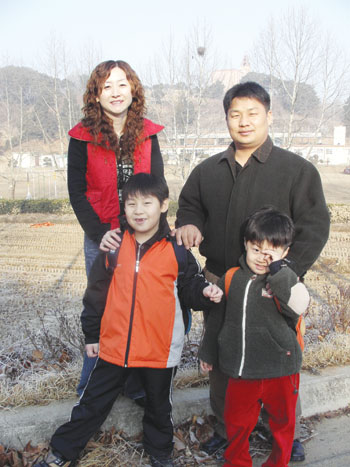 ▲ 작은학교 마니아(?)인 성미혜씨와 남편 전형진씨. 올해 2학년이 된 큰아들 효영이(왼쪽)와 유치원생 경목이는 모두 당산초등학교에 다니고 있다.