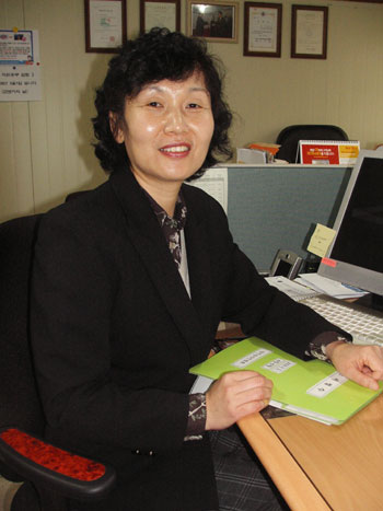 ▲ 농아인협회가 운영하는 당진군 수화통역센터에서 통역사로 활동하는 표민애씨. 청각장애를 갖고 있는 그는 당진에서 10년간 살면서 농아들을 위한 수화교육과 통역봉사를 해왔다.