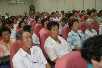 ▲ 순성농협 실버대학에 참가한 조합원들이 강사의 강의를 주의깊게 듣고 있다.
