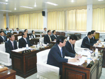 ▲ 군의회의원들이 지난 7일 제134회 임시회 개회식에서 신계호 기획감사실장의 예산안 설명에 귀를 기울이고 있다.