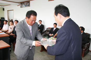 ▲ 박진수 이임대장(오른쪽)이 박창규 전 면천의소대장에게 공로패를 전달하고 있다.
